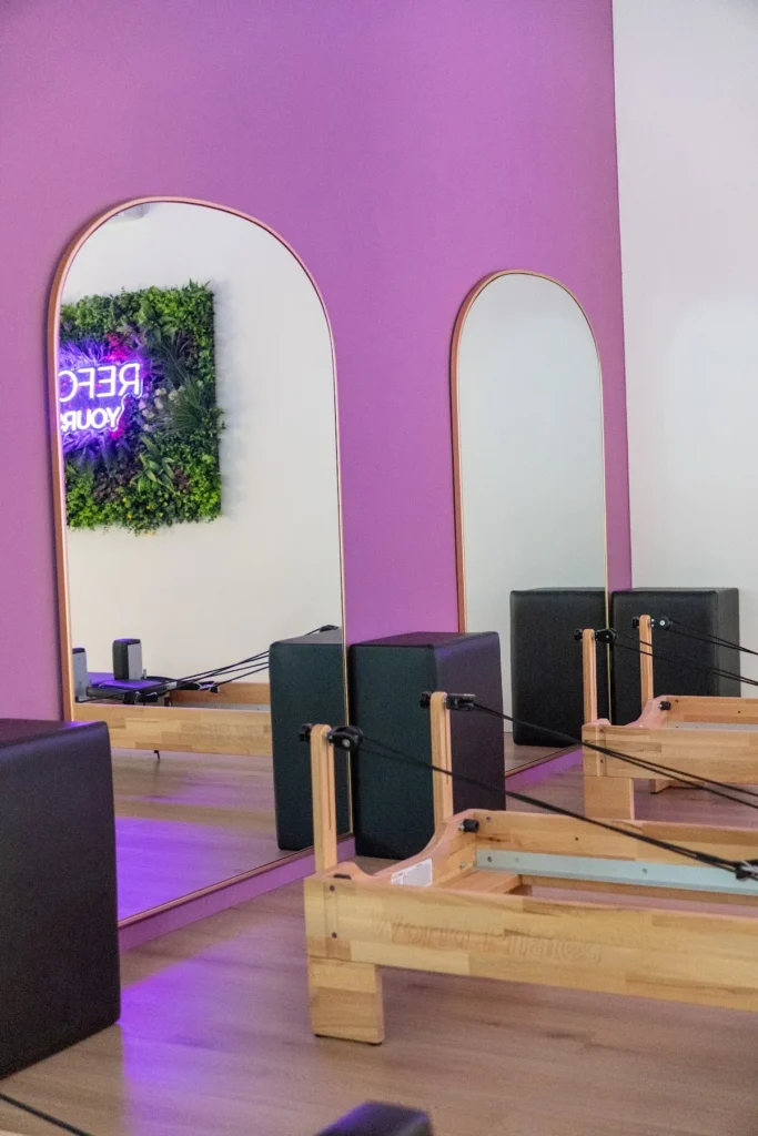La sala di Elevate Studio Pilates a Montale con gli specchi ad arco e la parete viola